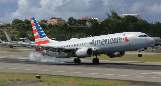 Boeing 737-800 (N834NN)