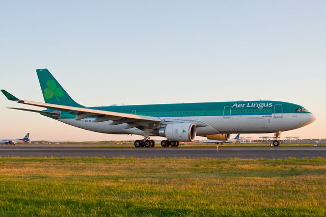 Airbus A330-200 (EI-DUO) - Colum departing 33L