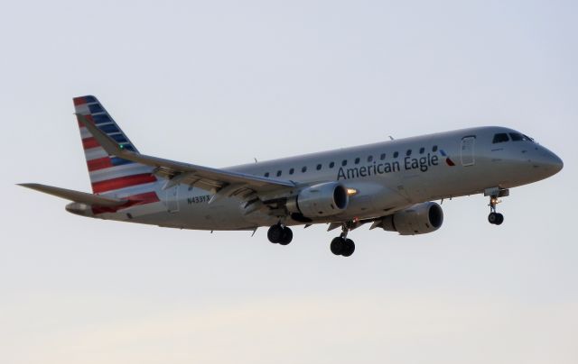 Embraer 170/175 (N433YX)