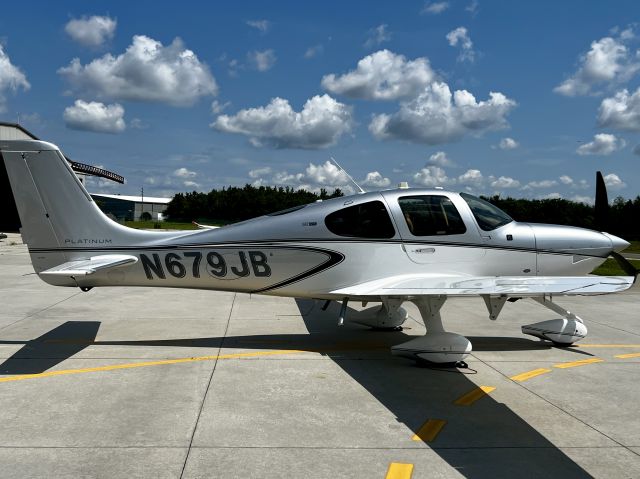 Cirrus SR-22 (N679JB)