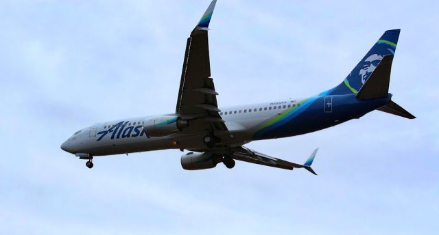 Boeing 737-700 (N525AS) - Beautiful livery on a beautiful airplane. 