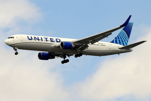 BOEING 767-300 (N670UA) - 'United 514' from Los Angeles on final to 31R  (4/22)