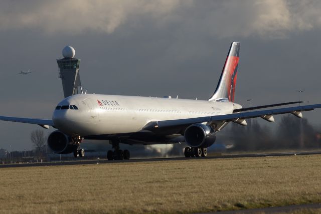 Airbus A330-300 (N819NW)