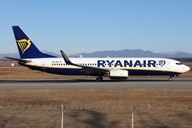 Boeing 737-700 (9H-QDX)