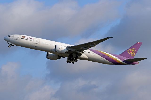 BOEING 777-300 (HS-TKX)