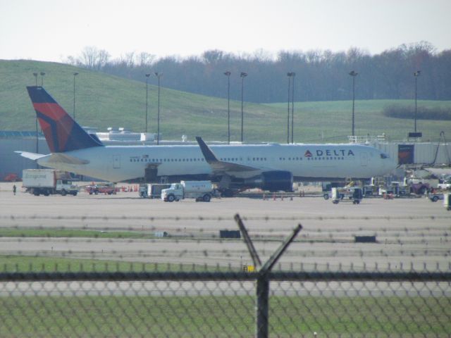 BOEING 767-200 (N169DZ) - CVGs Paris flight about one hour before takeoff