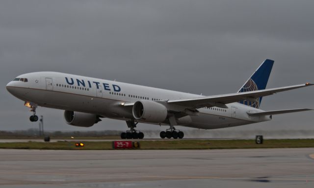 Boeing 777-200 (N772UA)