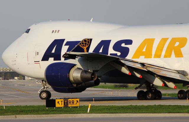 Boeing 747-400 (N409MC)