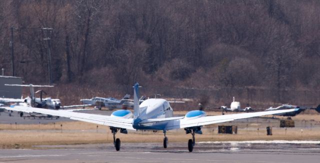 Beechcraft Twin Bonanza (N695PV)