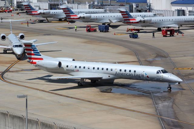 Embraer ERJ-145 (N909AE)