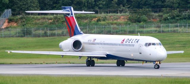 Boeing 717-200 (N717JL) - 717JL lining up for takeoff!