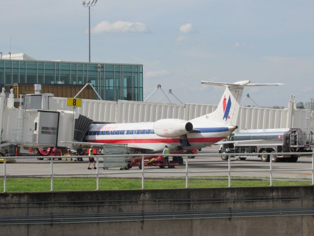 Embraer ERJ-135 (N825AE)