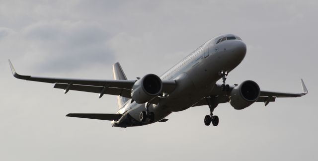 Airbus A320neo (D-AINJ) - A Lufthansa A320neo on final approach into LHR, landing on runway 09L.br /br /Location: Stanwell Moor Road, beside runway 09L.br /Date: 28.08.22 (dd/mm/yy)