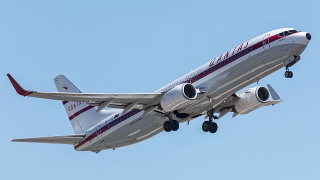 Boeing 737-800 (VH-VXQ) - QANTAS, B738, Retro Roo II, painted by Flying Colours, based in Townsville, departs runway 01 for Brisbane.