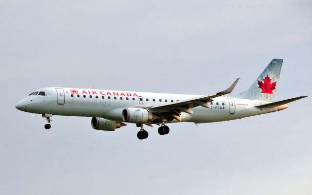 Embraer 170/175 (C-FGMF) - On approach runway 090N at YVR