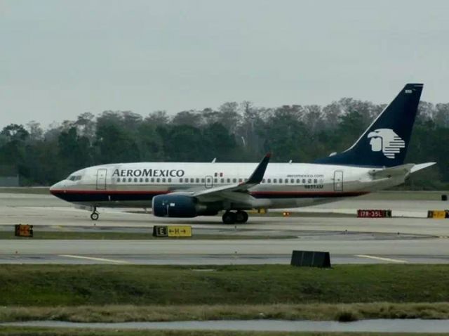 Boeing 737-700 (N855AM)