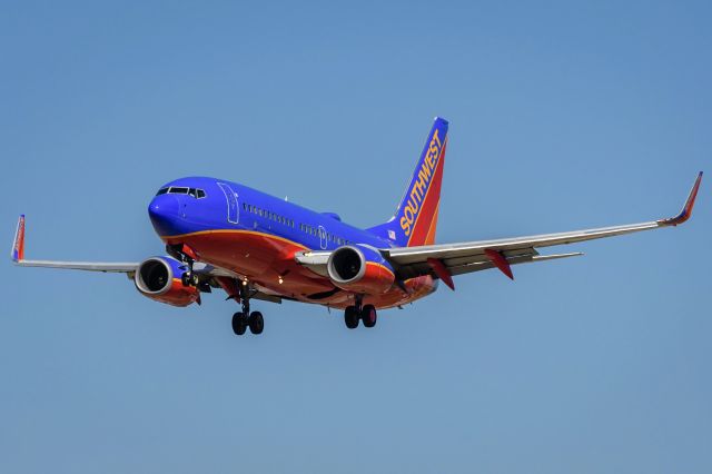 Boeing 737-700 (N951WN) - Arrival KLAX photographed from Proud Bird patio.