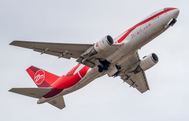 BOEING 767-200 (N999YV) - Very short takeoff for this 762 from 21 Air (Dynamic Airways) robbing me of that rotation shot!