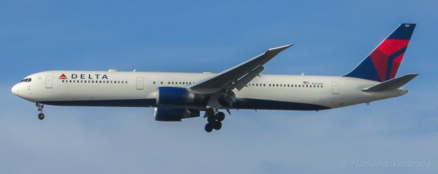 BOEING 767-400 (N825MH)