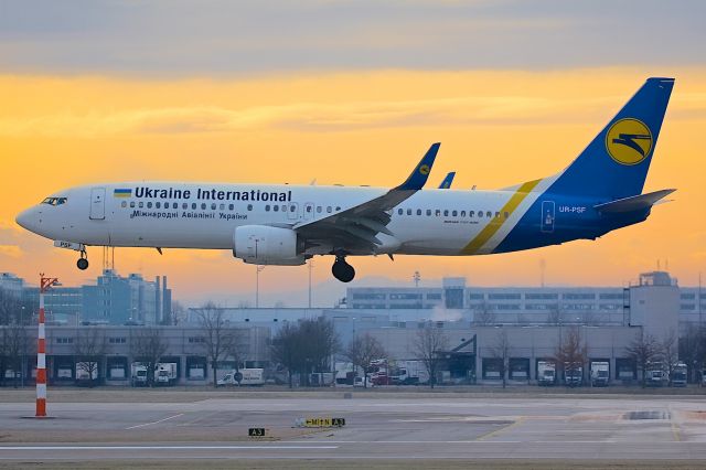 Boeing 737-700 (UR-PSF)