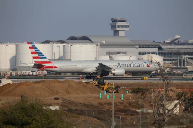 BOEING 777-300ER (N733AR)