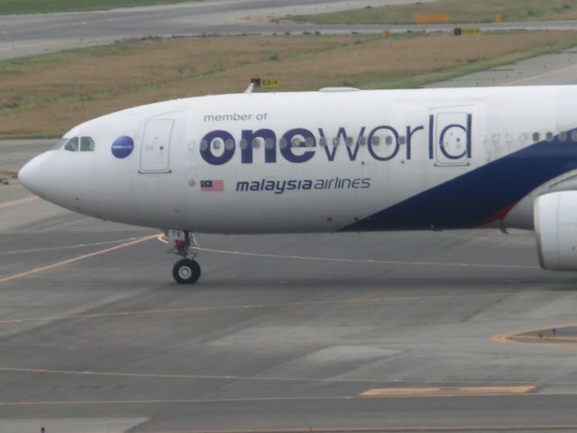 Airbus A330-300 (9MМTE) - one worldの部分をズーム撮り。