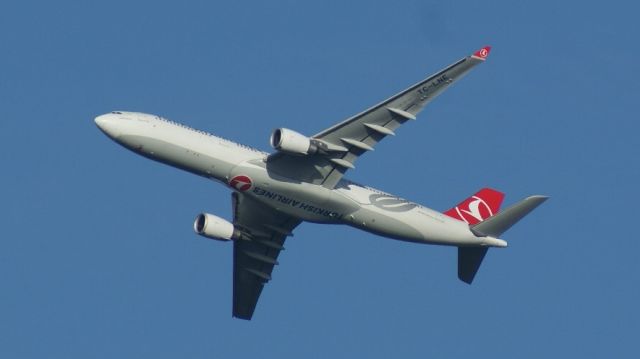 Airbus A330-300 (TC-LNE) - Leiderdorp, Munnikenpolder, Holland