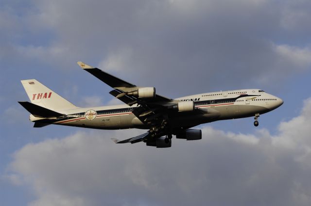 Boeing 747-400 (HS-TGP) - Final Approach to NRT Airport R/W34L on 2012/04/08 Retro c/s