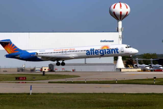 McDonnell Douglas MD-83 (N865GA) - Gliding down Runway 21 at ATW / Appleton Int.