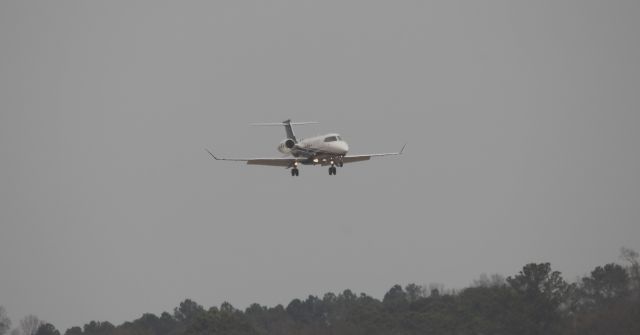 Bombardier Learjet 75 (N472FX) - Landing to the west 