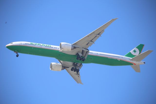 BOEING 777-300ER (B-16718)