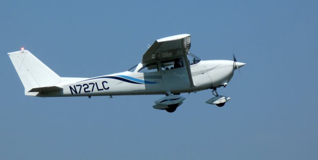 Cessna Skyhawk (N727LC) - Shortly after departure is this 1966 Cessna 172G Skyhawk in the Summer of 2023.