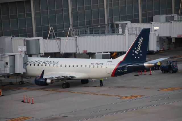 Embraer 175 (N403XY)