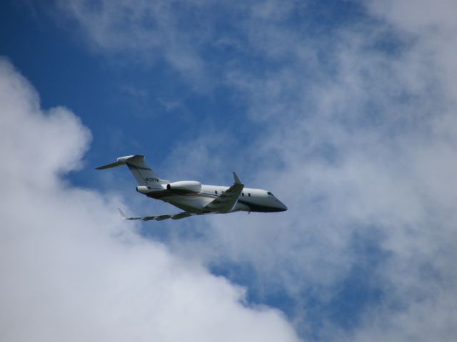 Bombardier Challenger 300 (N125TM)