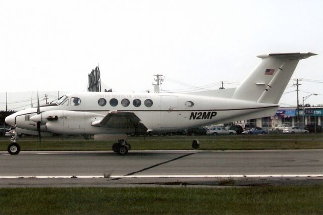 Beechcraft Super King Air 200 (N2MP) - Departing rwy 14 in Sep-06.  Reregistered N21DZ 17-Jan-09.