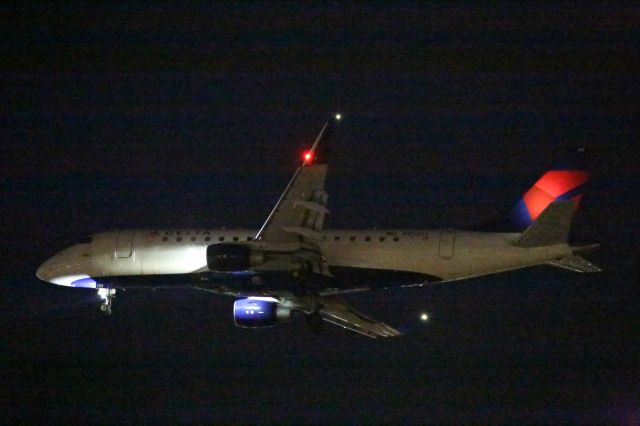 EMBRAER 175 (long wing) (N252SY)