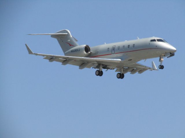 Bombardier Challenger 300 (N508XJ) - Landing RWY 20R
