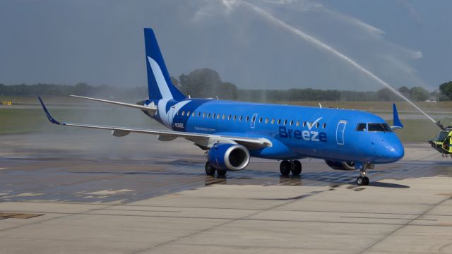 Embraer ERJ-190 (N126BZ) - First Breeze aircraft to ever serve Huntsville arriving two hours late from Charleston