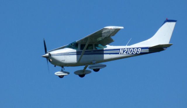 Cessna Skylane (N21099) - On final is this 1972 Cessna Skylane 182P in the Summer of 2020.