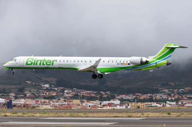 Canadair Regional Jet CRJ-100 (EC-MPA)