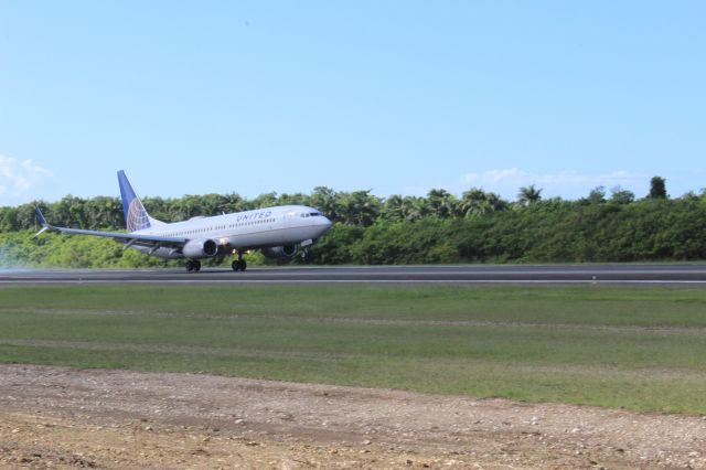 Boeing 737-800 (N76502)