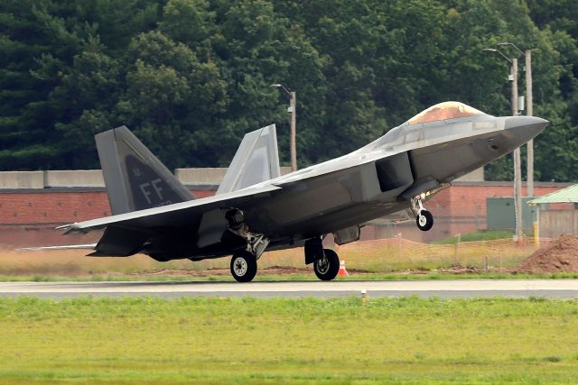 Lockheed F-22 Raptor (08-4152) - 'BOBCAT 1' landing on rwy 20