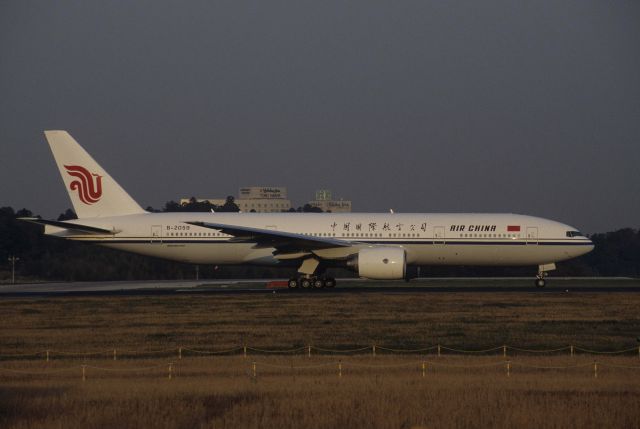 Boeing 777-200 (B-2059) - Departure at Narita Intl Airport Rwy16R on 1998/11/15