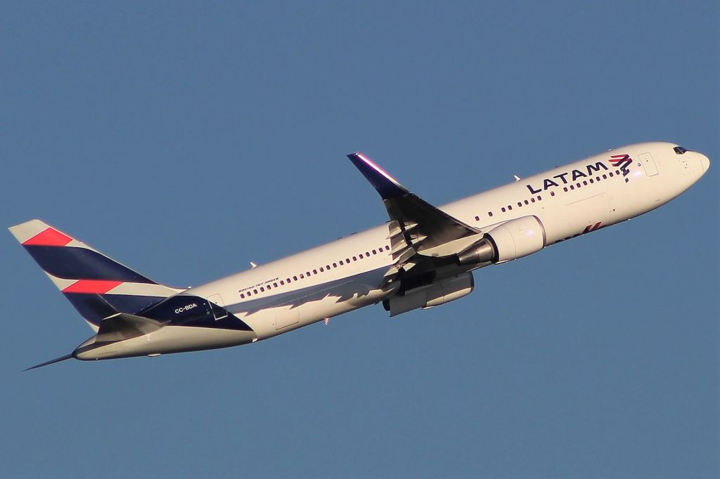 BOEING 767-300 (CC-BDA) - Taking off on October 31, 2019