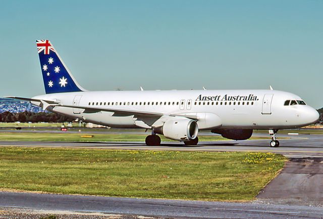 Cessna Chancellor (VH-HYL) - ANSETT AUSTRALIA AIRLINES - AIRBUS A320-211 - REG : VH-HYL (CN 229) - ADELAIDE INTERNATIONAL AIRPORT SA. AUSTRALIA - YPAD (15/10/1995)