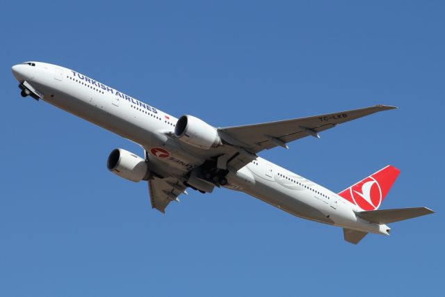 BOEING 777-300 (TC-LKB) - 19/10/2021: Flight to Istanbul after T/O from runway 26.