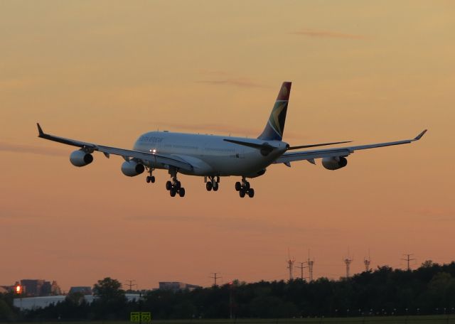 Airbus A340-300 (ZS-SXG) - Dawn arrival