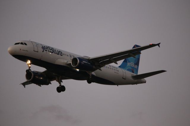 Airbus A320 (N590JB)