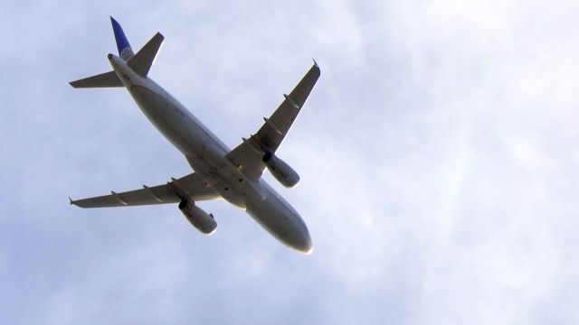 Airbus A320 (N453UA)