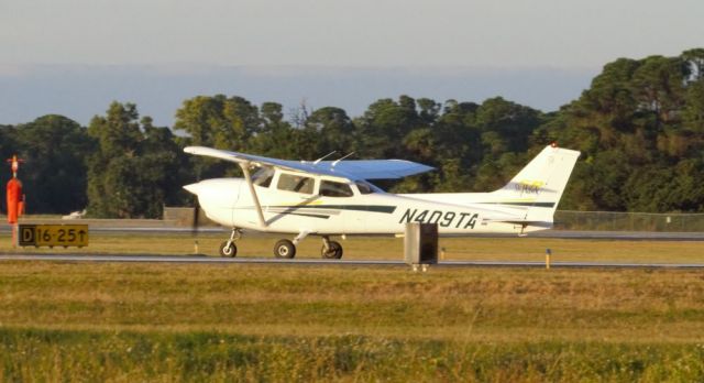 Cessna Skyhawk (N409TA) - Takeoff roll - Runway 30